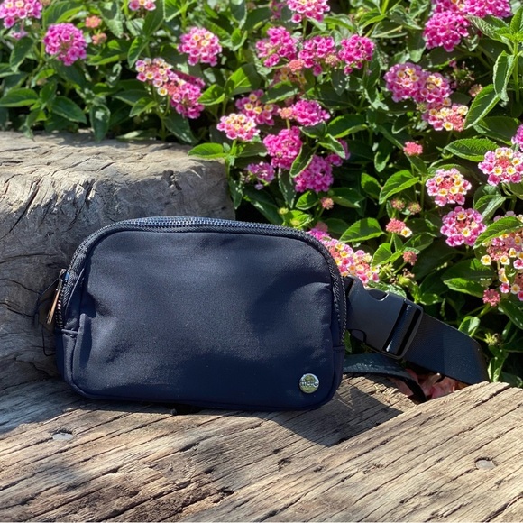 Brand New Crossbody Fanny Pack Belt Bag ~in Black 🖤 - Picture 2 of 9